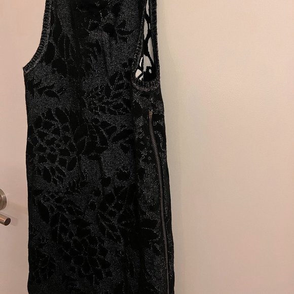 Black Rose Pattern Sleeveless Turtleneck Dress, Petite - Picture 3 of 3